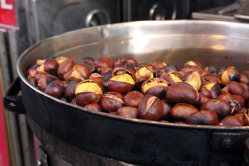 Gepofte kastanjes van de barbecue