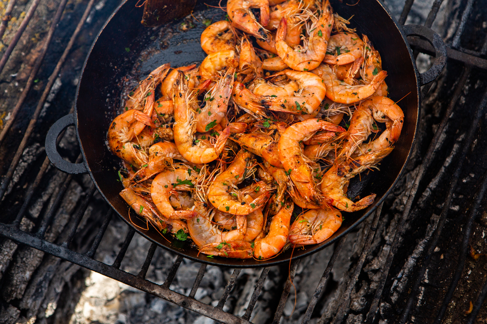 Jumbo Cajungarnalen op de barbecue bereiden